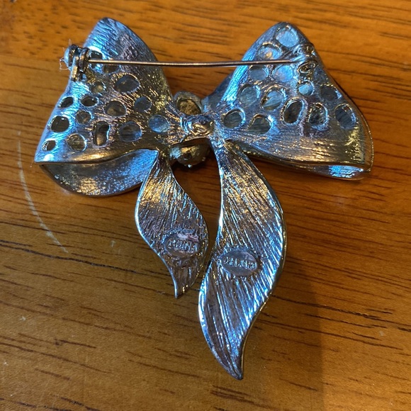 R.J. Graziano Beautiful, Bowtie, Bling Vintage Brooch - Picture 3 of 5